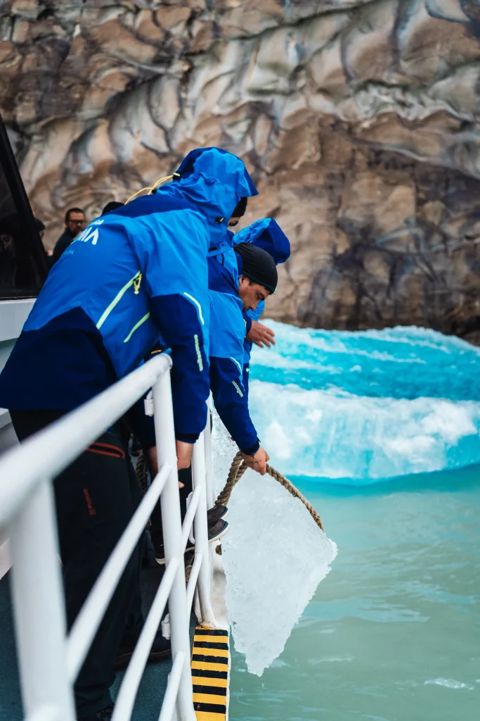 Pesca de hielo: el brindis con hielo milenario de glaciar en el Viedma
