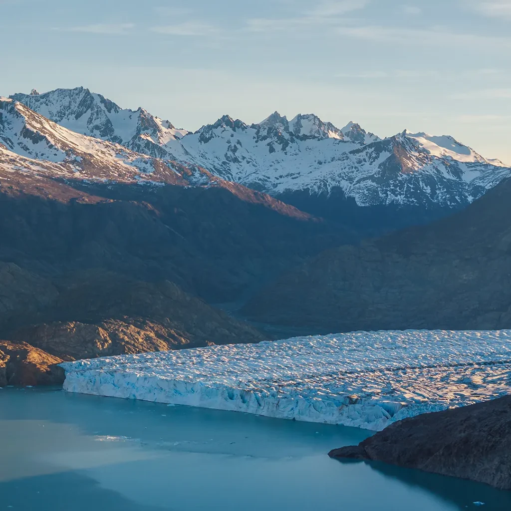 Macizo Huemul: la montaña que acompaña la navegación del Lago Viedma